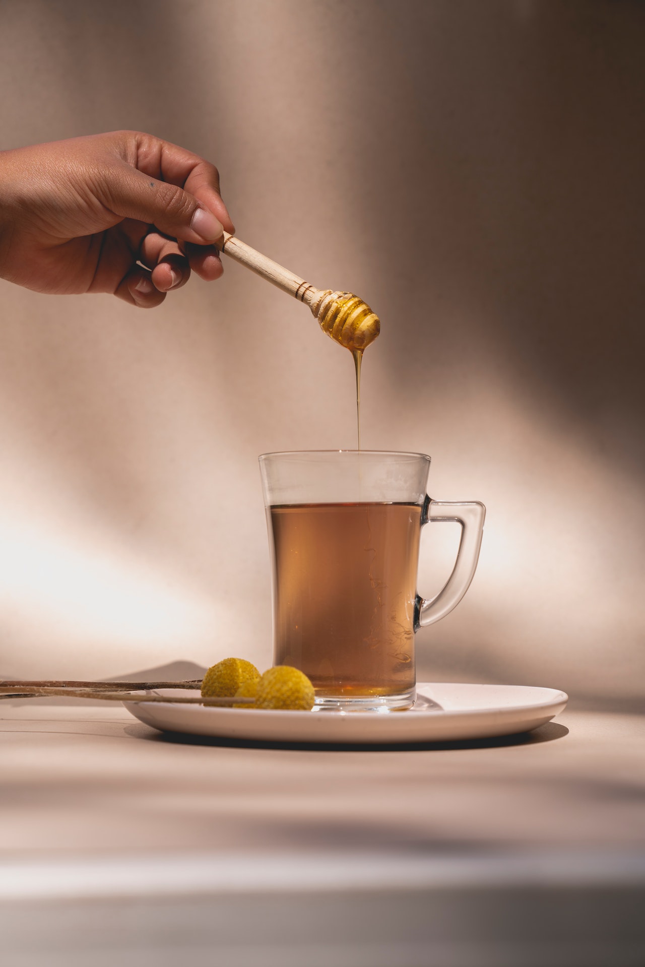 Ζεστό νερό με μέλι: Το ρόφημα που καθαρίζει και αναζωογονεί το σώμα σου, χαρίζοντας πιο υγιές δέρμα