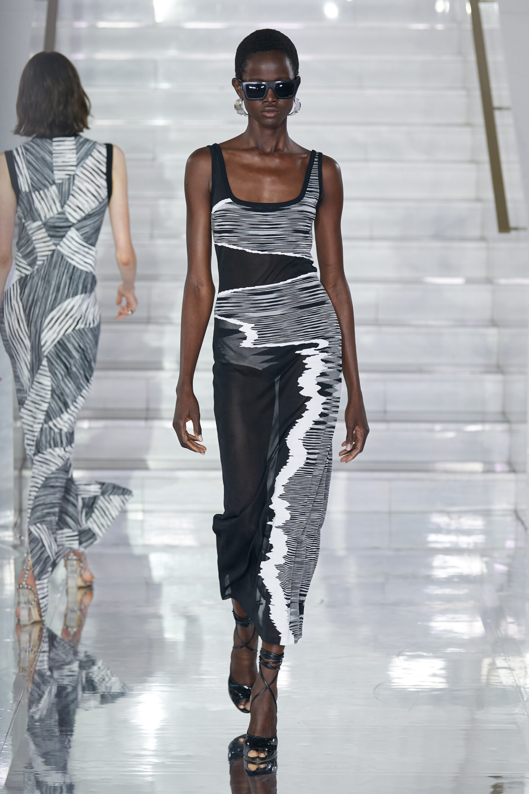 Τank top dress: Η καλοκαιρινή τάση που είναι εμπνευσμένη από τα 90s