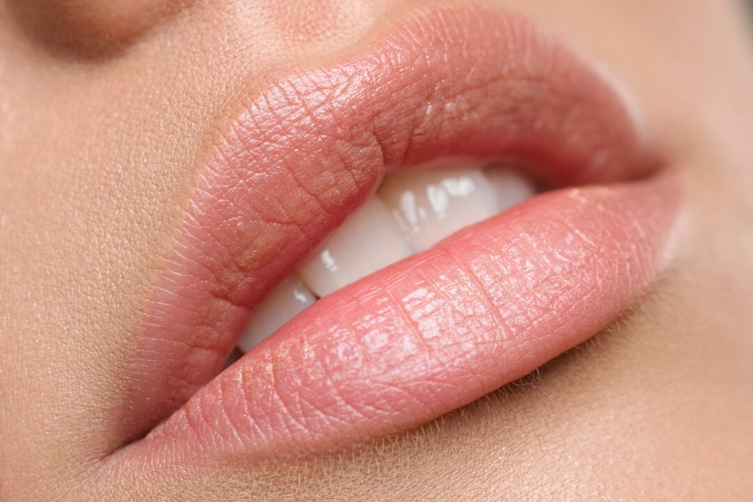Πώς να κάνεις σωστά απολέπιση στα χείλη σου χωρίς να υπερβάλλεις