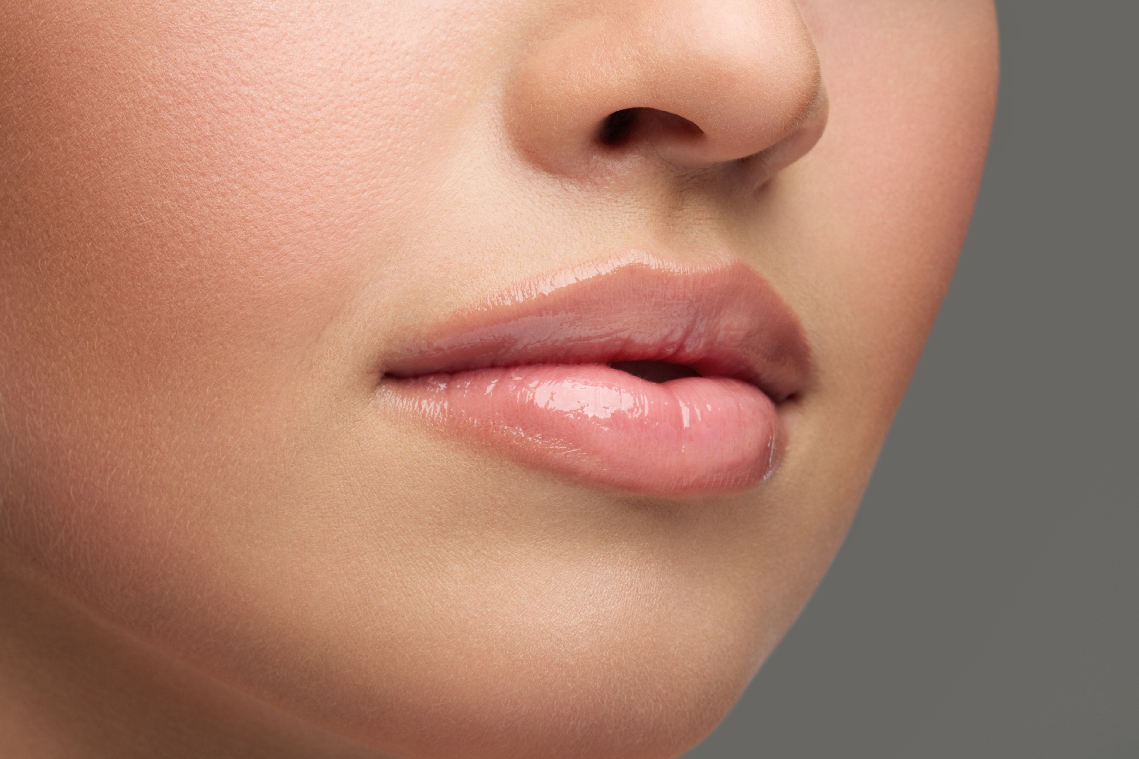 Cloud Lips: Η τάση στο μακιγιάζ που χαρίζει στα χείλη σου ονειρική εμφάνιση