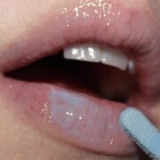 Blueberry Ice Lips: To extra-bold diamond trend για τα χείλη των Y2K κοριτσιών