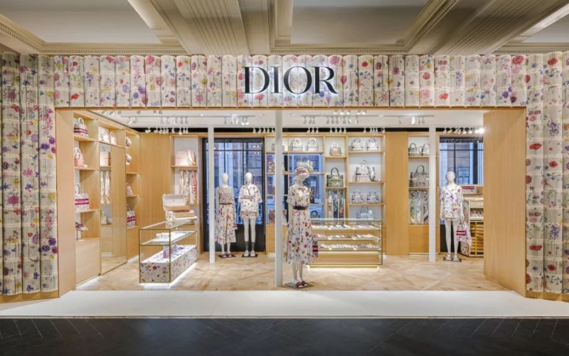 Ο Dior παρουσιάζει τη γυναικεία συλλογή Fall '23 με μια σειρά από pop-up καταστήματα στα Harrods