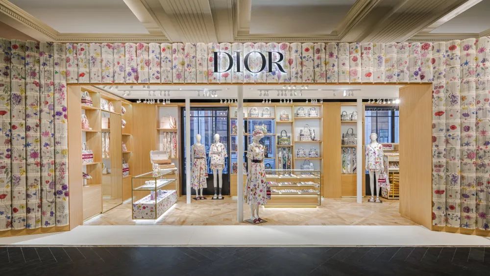 Ο Dior παρουσιάζει τη γυναικεία συλλογή Fall '23 με μια σειρά από pop-up καταστήματα στα Harrods