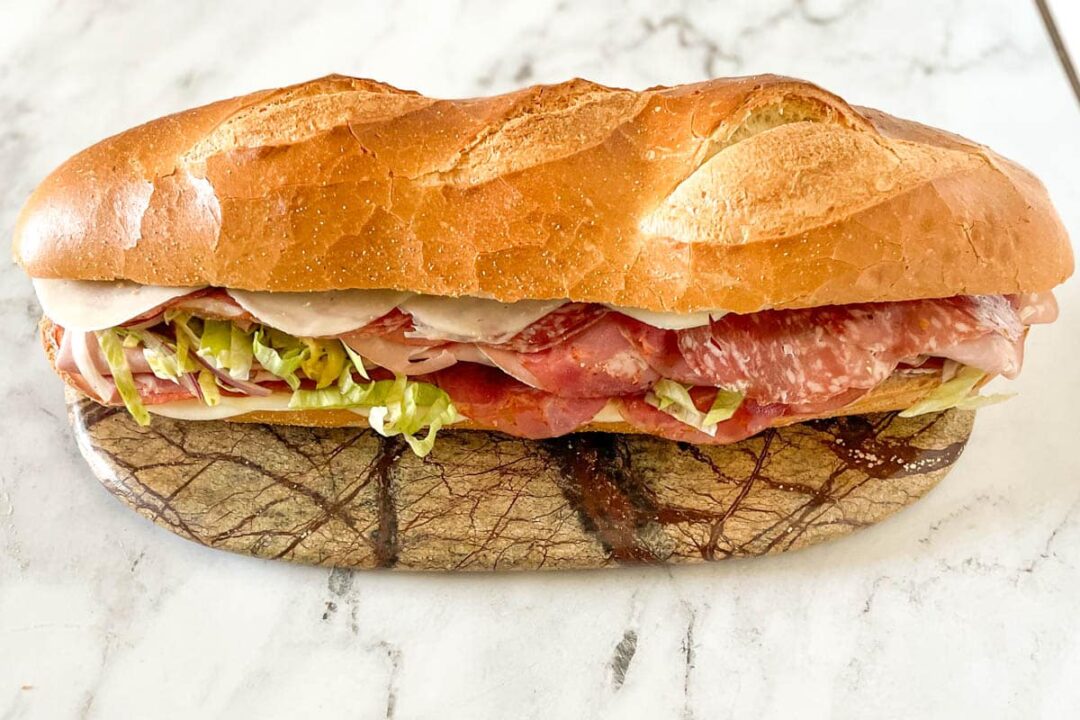  Φτιάξε το Italian Grinder Sandwich που συνδυάζει αλμυρά αλλαντικά και κρεμώδες τυρί προβολόνε