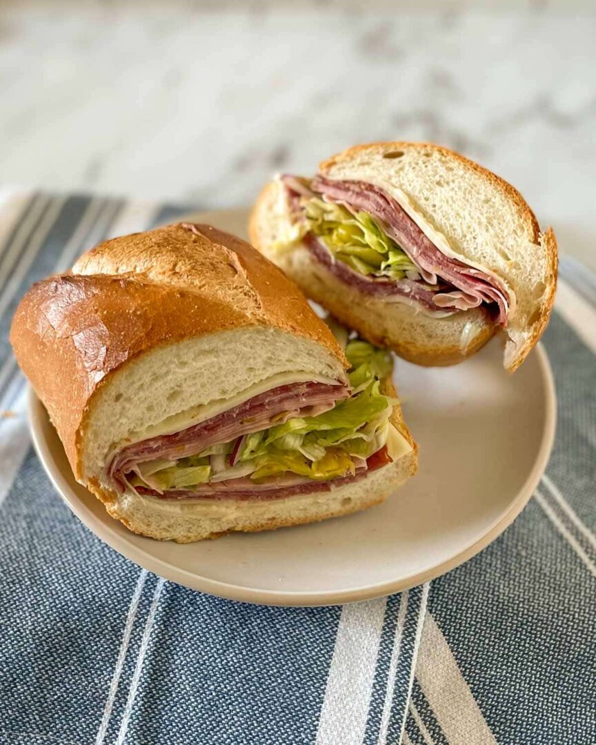 Φτιάξε το Italian Grinder Sandwich που συνδυάζει αλμυρά αλλαντικά και κρεμώδες τυρί προβολόνε