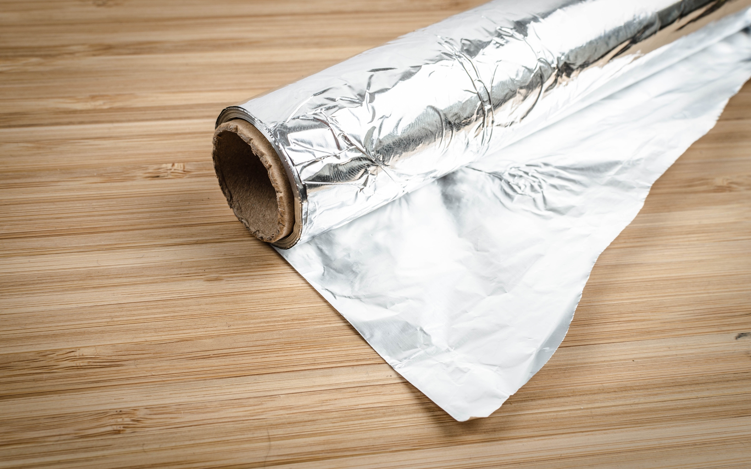 Μάθε ποιος είναι ο λόγος που το αλουμινόχαρτο είναι λαμπερό στη μία πλευρά