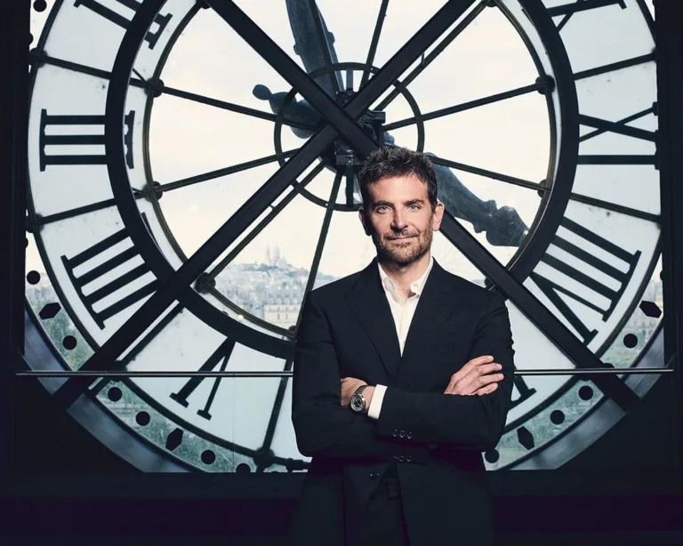 Ο Bradley Cooper επιστρέφει για άλλη μια νέα καμπάνια ρολογιών του οίκου Louis Vuitton