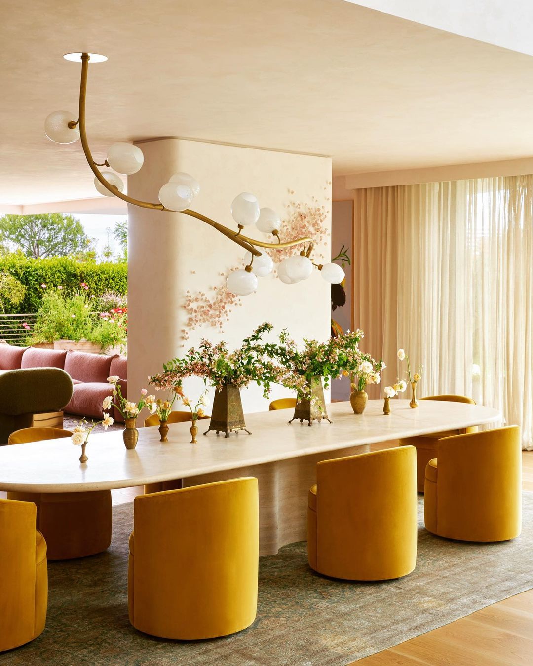 To σπίτι του John Legend και της Chrissy Teigen συνδυάζει τη γήινη παλέτα με τα έντονα χρώματα