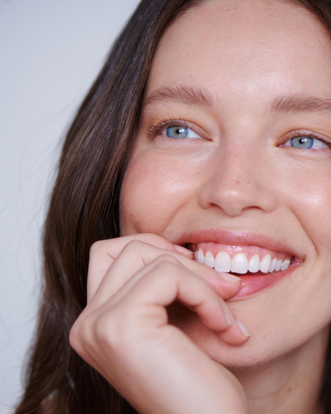 Όμορφη χωρίς μακιγιάζ: 10 συμβουλές ομορφιάς από ένα μοντέλο για υγιή και λαμπερή επιδερμίδα 