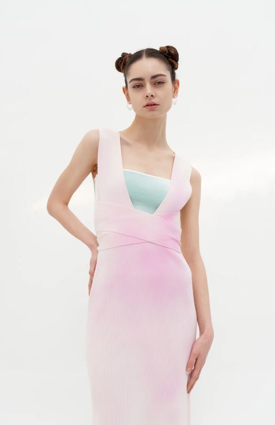 Το γυναικείο φόρεμα που αλλάζει χρώμα στον ήλιο και από λευκό γίνεται ροζ 