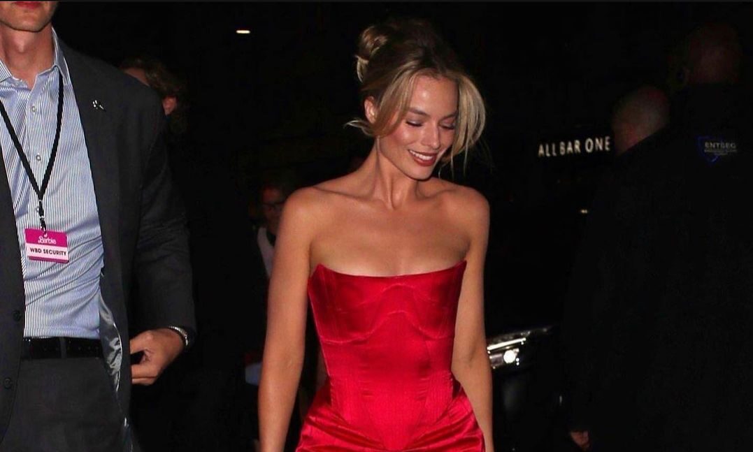 4 στυλ να ταιριάξεις φορέματα και σανδάλια όπως κάνουν οι Dua Lipa, Margot Robbie και άλλες stars