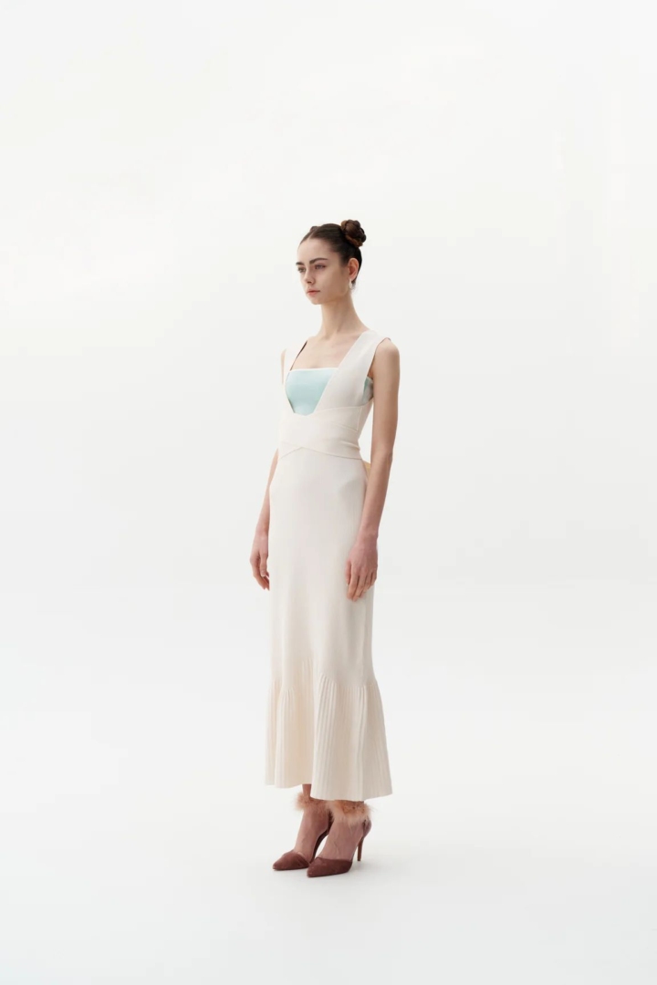 Το γυναικείο φόρεμα που αλλάζει χρώμα στον ήλιο και από λευκό γίνεται ροζ 