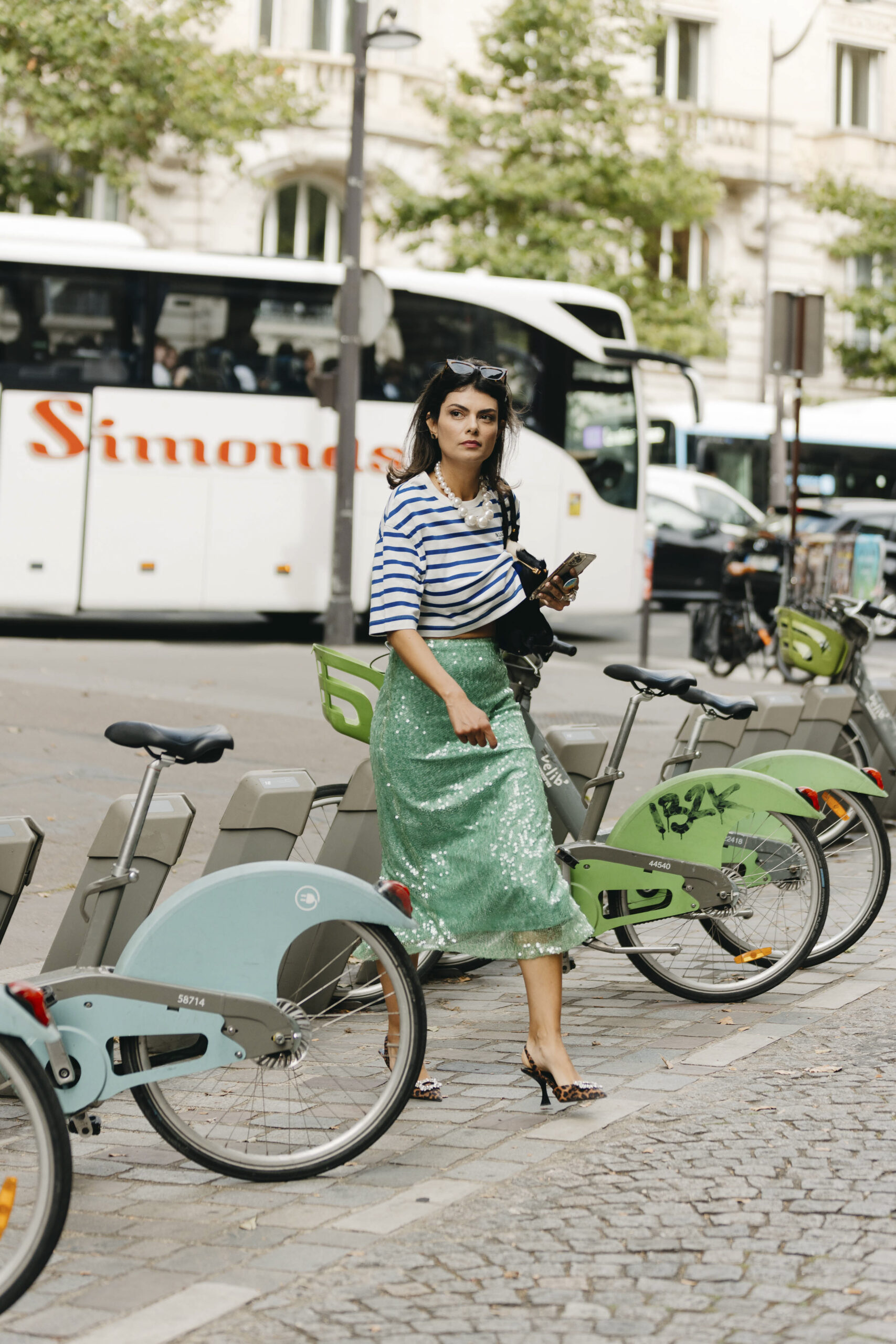 Midi φούστα: Το hot trend της χρονιάς που φοριέται χειμώνα καλοκαίρι και κάνει χαμό