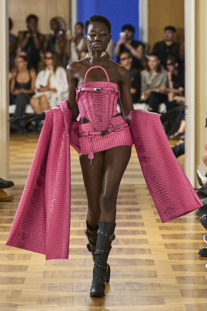 Micro mini φούστα-τσάντα: Το νέο hot trend που έχει συναρπάσει και την Christina Aguilera