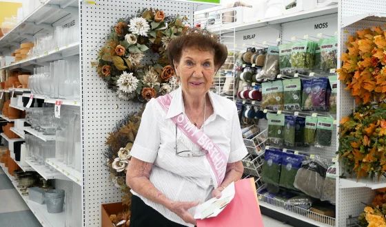 Η Jayne Burns είναι 101 ετών συνεχίζει να εργάζεται και μας δίνει 6 συμβουλές μακροζωΐας