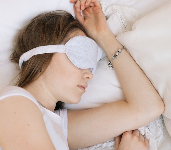 Πώς να ξανακοιμηθείς εύκολα αν ξυπνήσεις μέσα στη νύχτα