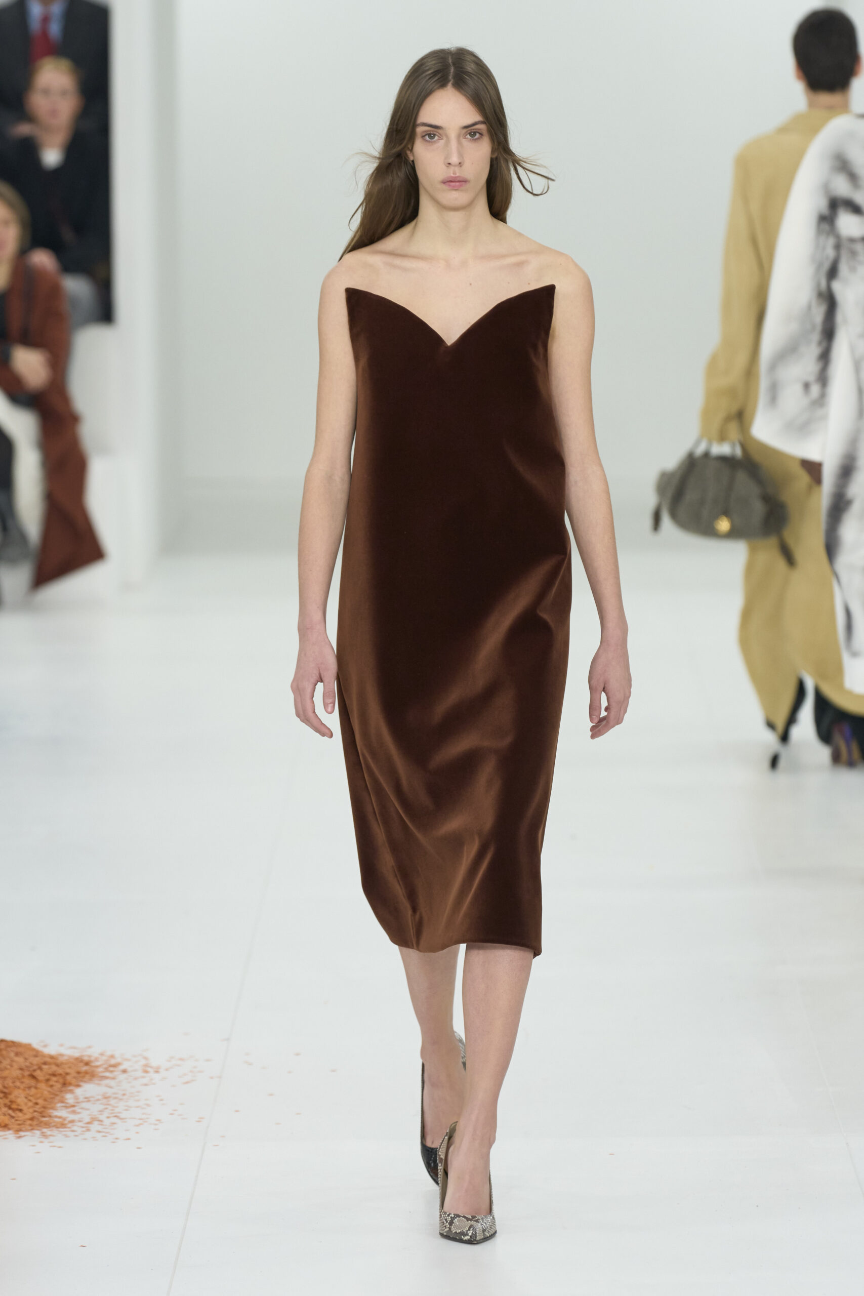 Οι καφέ αποχρώσεις σε ρούχα και αξεσουάρ ανήκουν στα must-have για το 2023