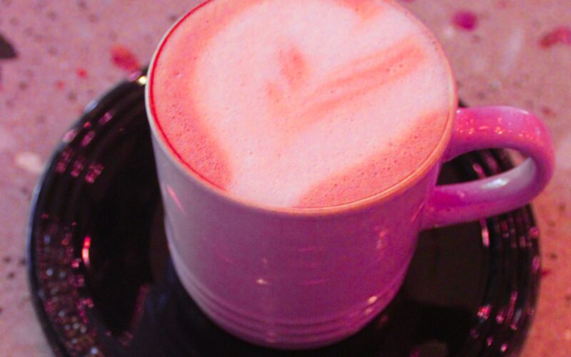Ροζ latte εμπνευσμένο από την αγιουρβέδα