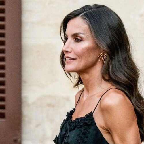 Η βασίλισσα Letizia της Ισπανίας επιλέγει χρυσές εσπαντρίγιες για summer chic εμφανίσεις