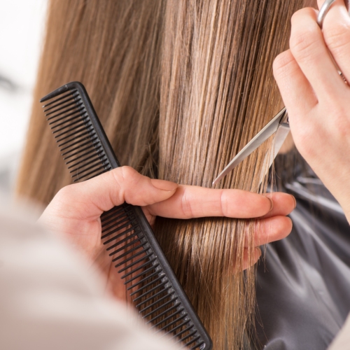 Πόσο μακραίνουν τα μαλλιά σε ένα μήνα; Μάθε ποιοι παράγοντες επηρεάζουν το ρυθμό ανάπτυξης τους