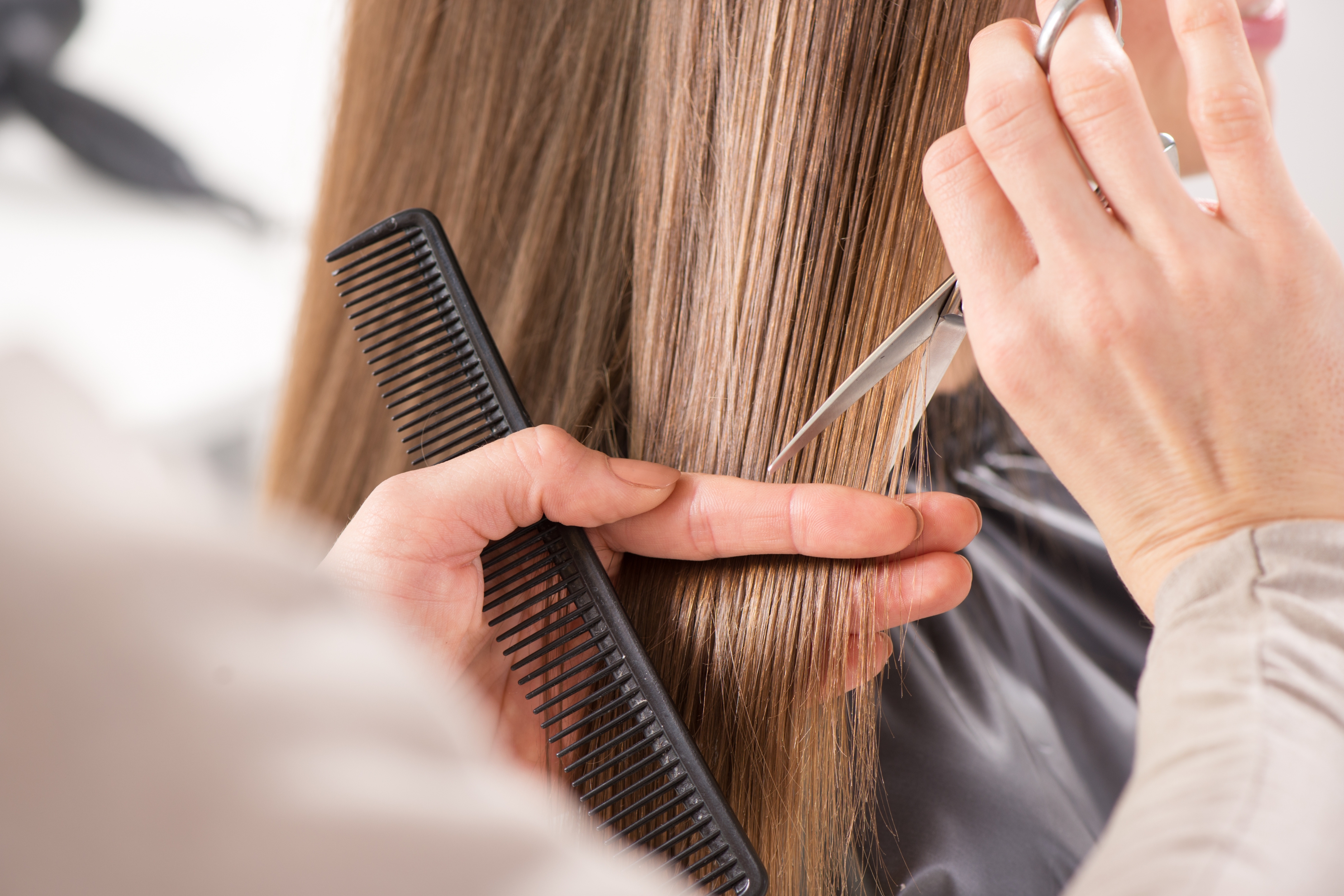Πόσο μακραίνουν τα μαλλιά σε ένα μήνα; Μάθε ποιοι παράγοντες επηρεάζουν το ρυθμό ανάπτυξης τους