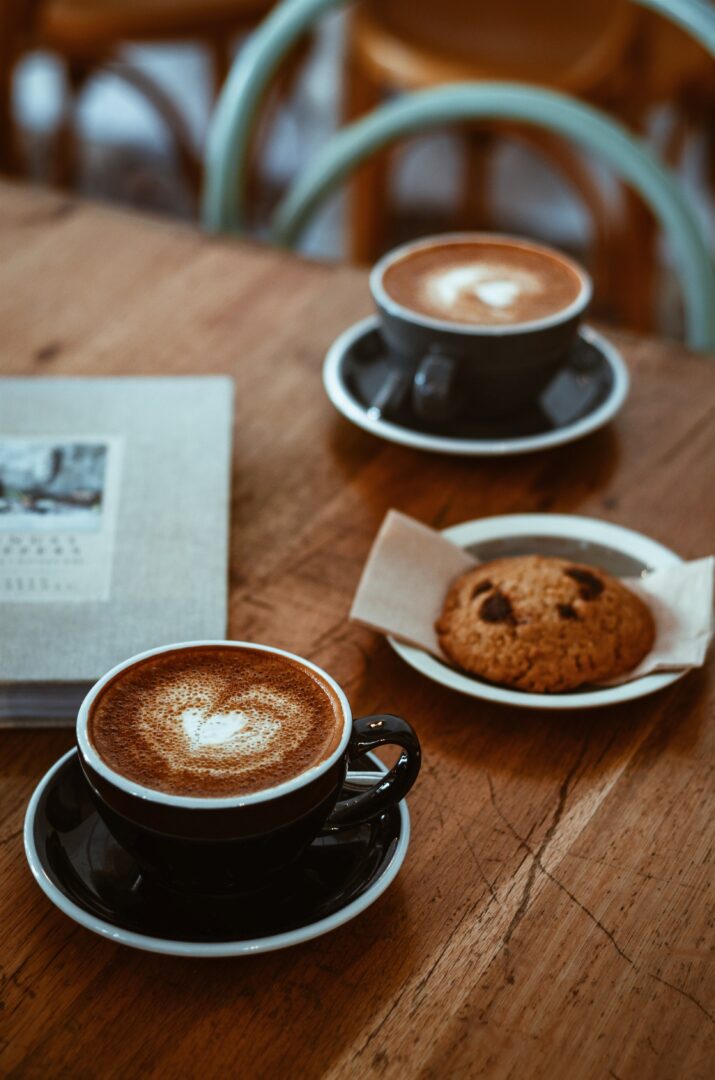 Πώς να φτιάξεις μια mocha; Όλες οι απαντήσεις και τα tips από σοκολατοποιούς και baristas