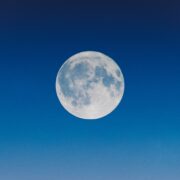 Super Blue Moon 2023: Τι πρέπει να γνωρίζεις γι' αυτό το σπάνιο φαινόμενο που υπόσχεται μεγάλα νέα