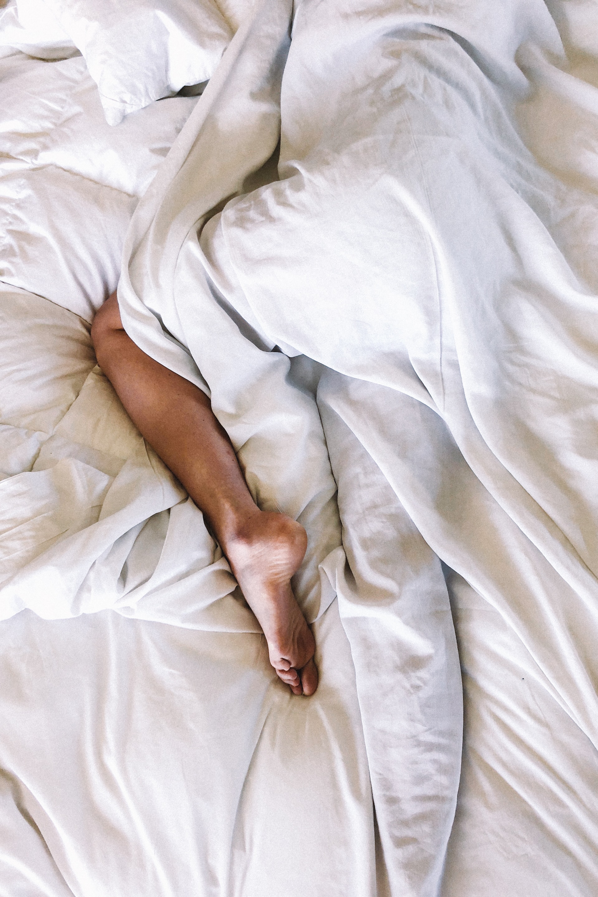 Πόνος στα πόδια που σε εμποδίζει να κοιμηθείς τη νύχτα; Ίσως έχεις το σύνδρομο ανήσυχων ποδιών: