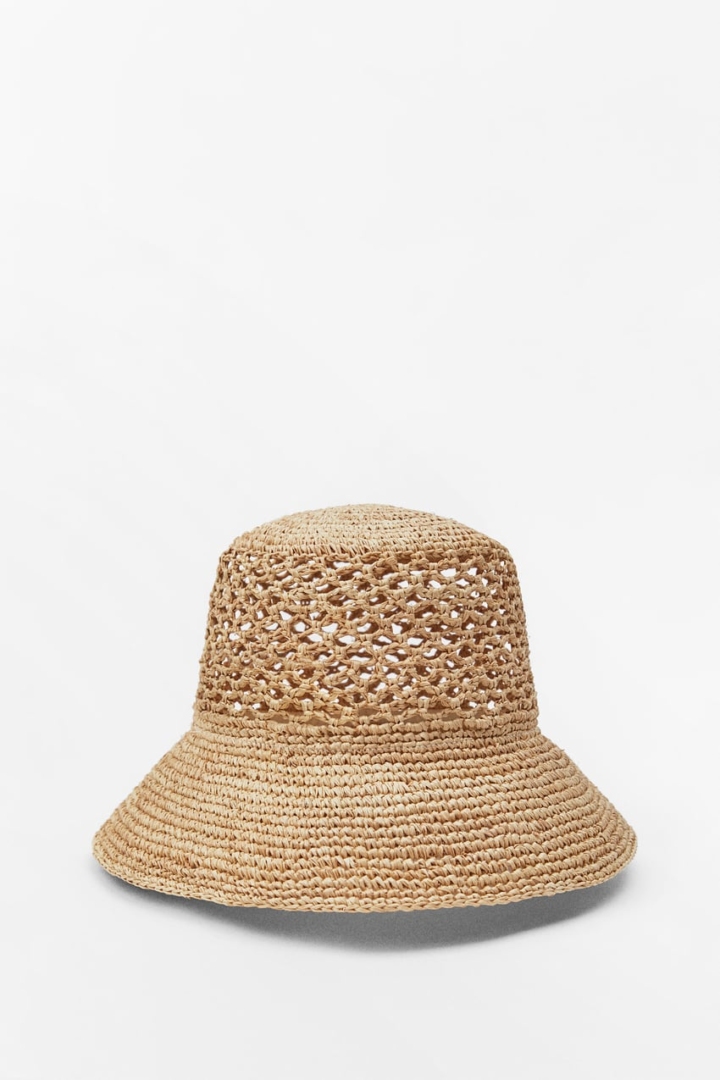 Το all time classic ψάθινο καπέλο χαρίζει στυλ και προστασία όλο το καλοκαίρι