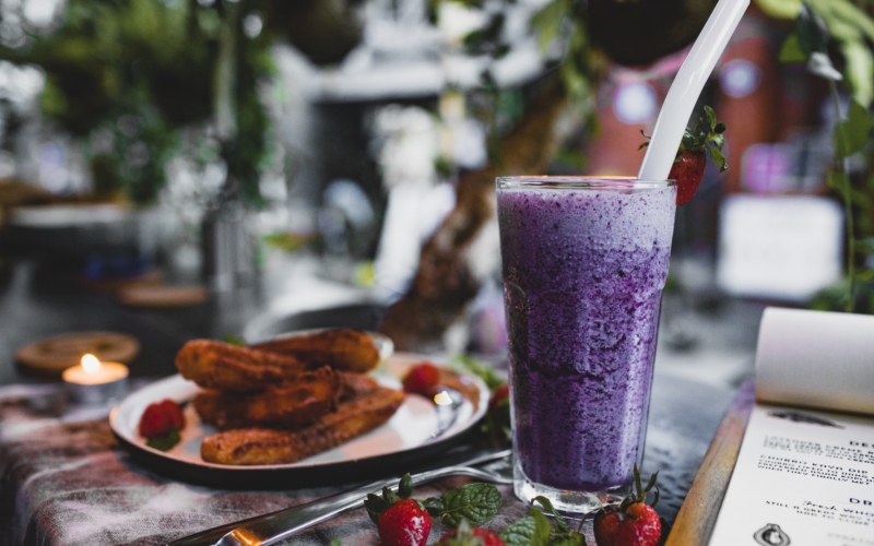 Tο αντιφλεγμονώδες Smoothie Berry Matcha είναι το καλύτερο υγιεινό πρωινό για πολυάσχολα πρωινά