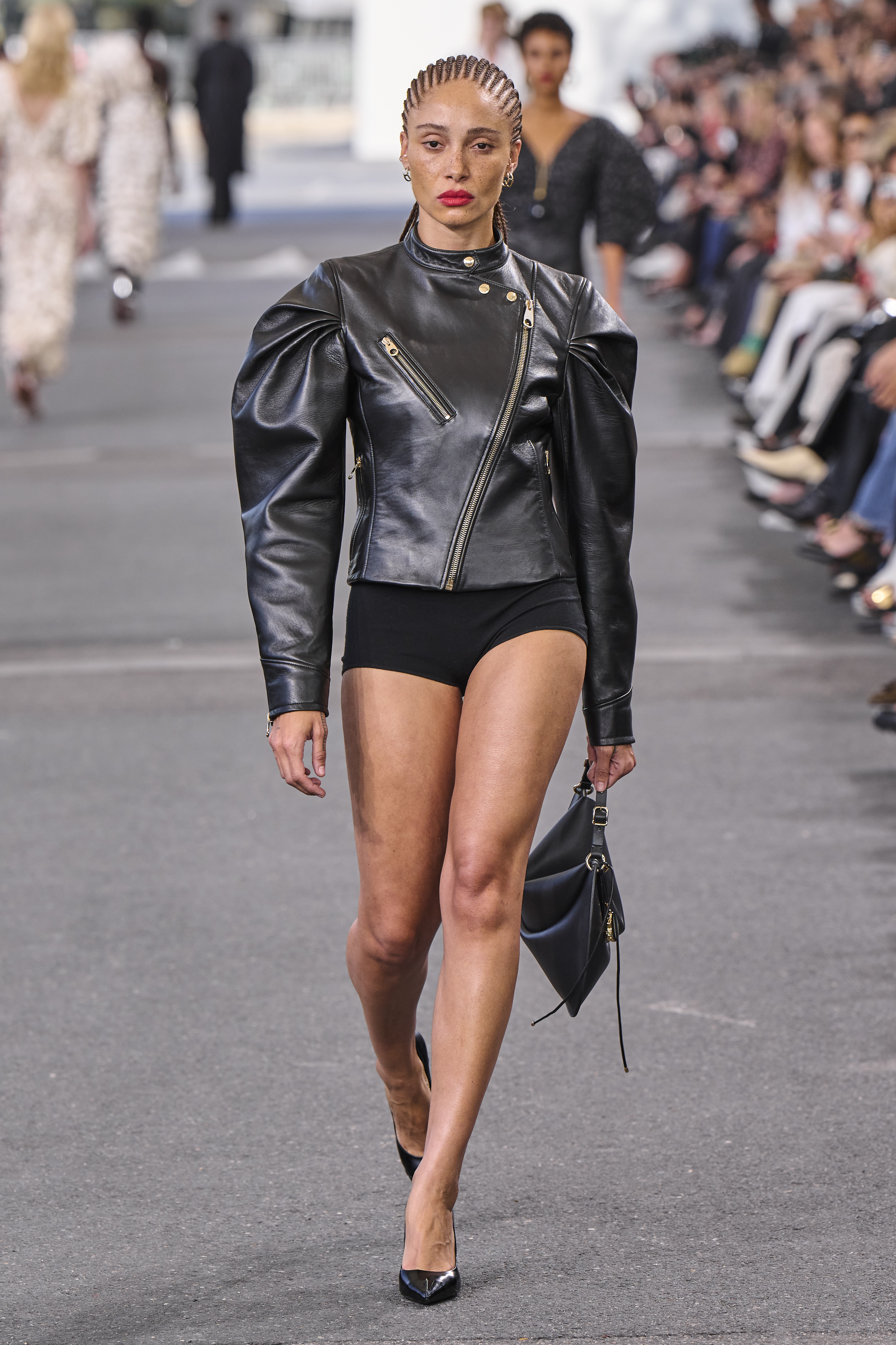 Spring 2024 Fashion Trend: Hot Pants το επίκεντρο κάθε ανοιξιάτικου look