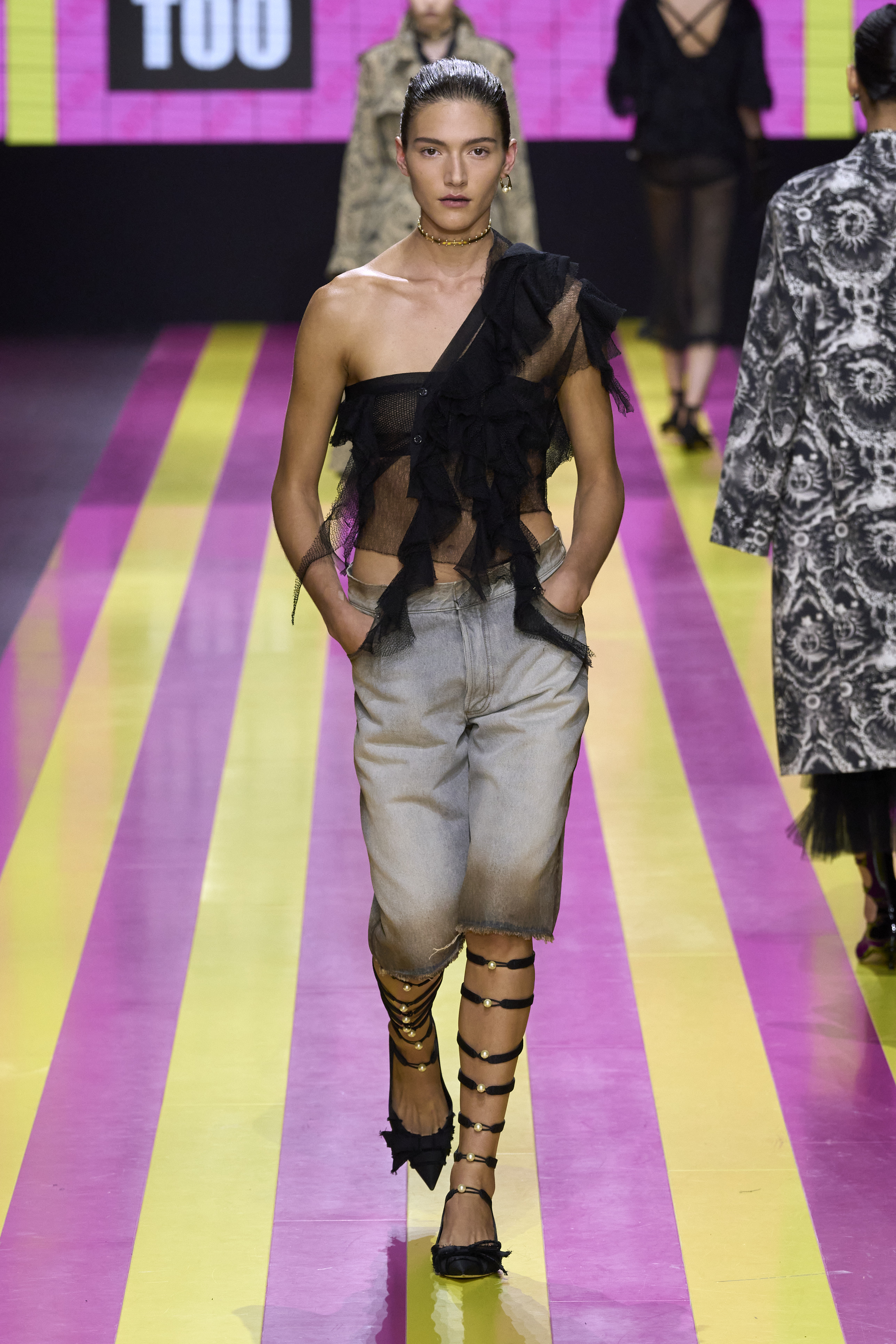 «Not her»: Το άκρως φεμινιστικό show SS'24 της Maria Grazia Chiuri για τον Dior