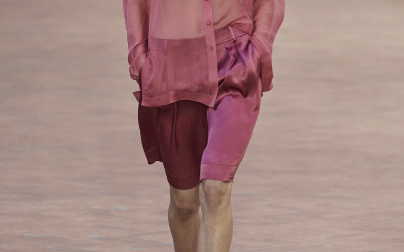 Βερμούδες: Το fashion κομμάτι της άνοιξης που θα φορέσεις με flat αλλά και με chic πέδιλα