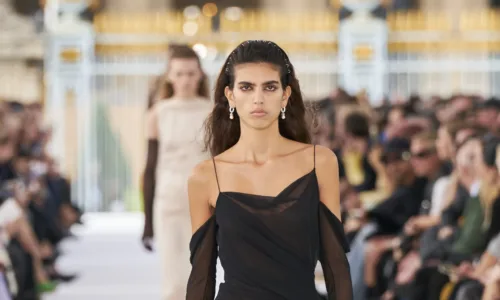 Φόρεσε με chic στυλ τα maxi μαύρα φορέματα αυτό το καλοκαίρι