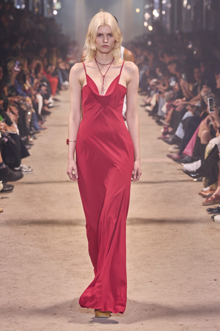 Οι chic τρόποι για να φορέσεις πέδιλα-πλατφόρμες με φορέματα τον Ιούνιο