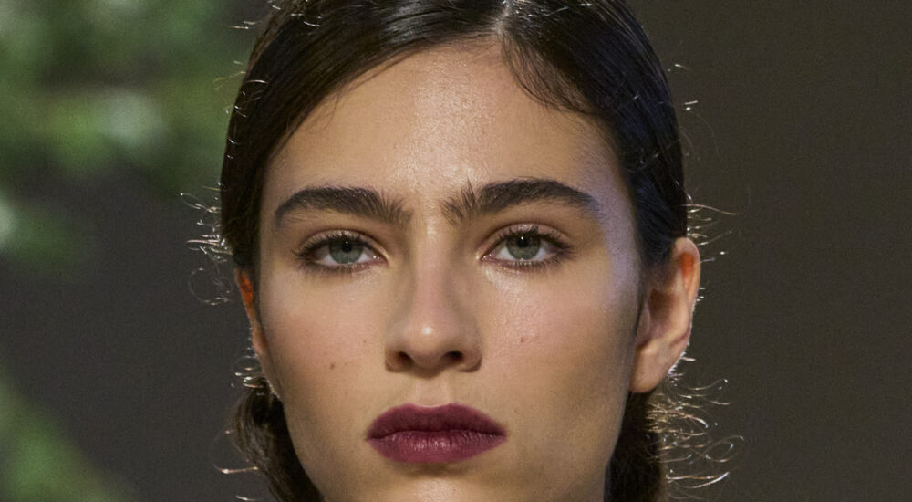 Τα βυσσινί χείλη της Max Mara θα είναι ο πρωταγωνιστής στην ομορφιά για όλο το 2024