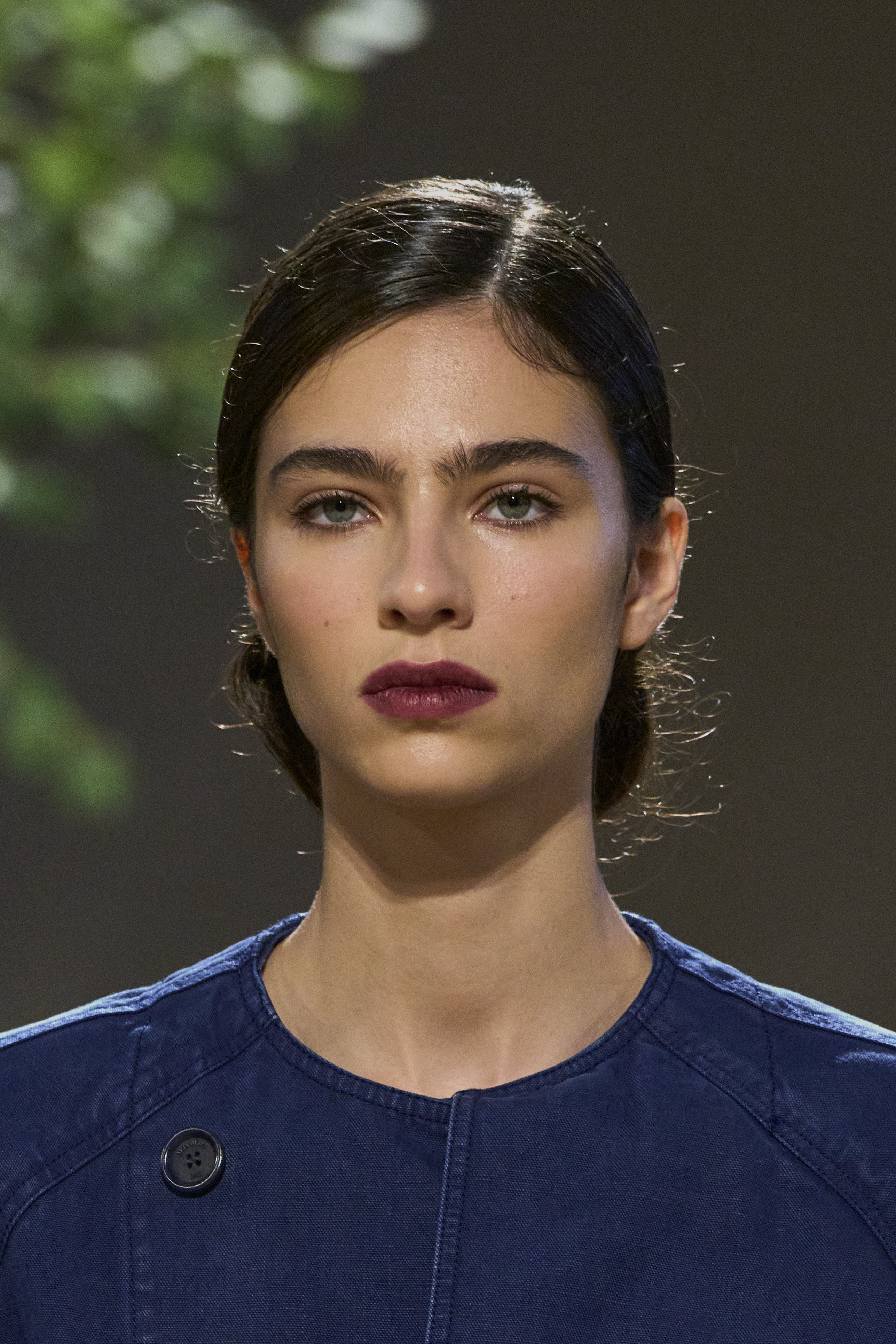 Τα βυσσινί χείλη της Max Mara θα είναι ο πρωταγωνιστής στην ομορφιά για όλο το 2024