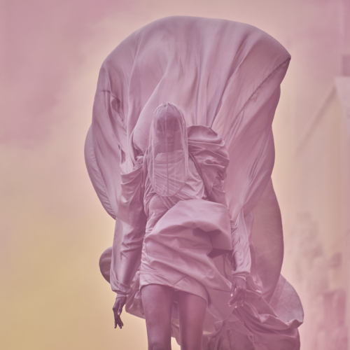 Απόκοσμες φιγούρες με sculpture δερμάτινα και ογκώδη ρούχα πρωταγωνίστησαν στο show του Rick Owens