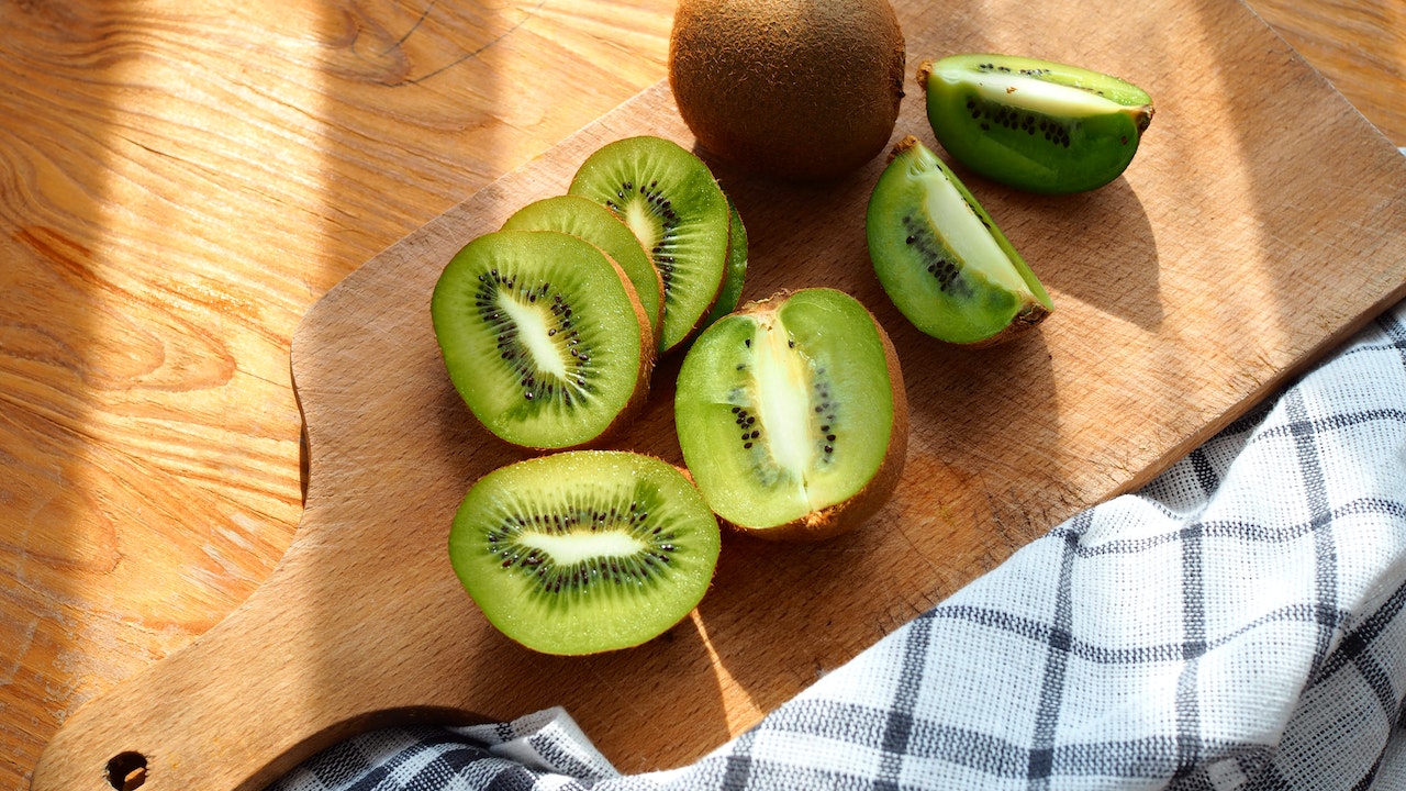 Αυτό είναι το φρούτο που χρειάζεται το σώμα σου για να αποτοξινωθεί μετά τις διακοπές
