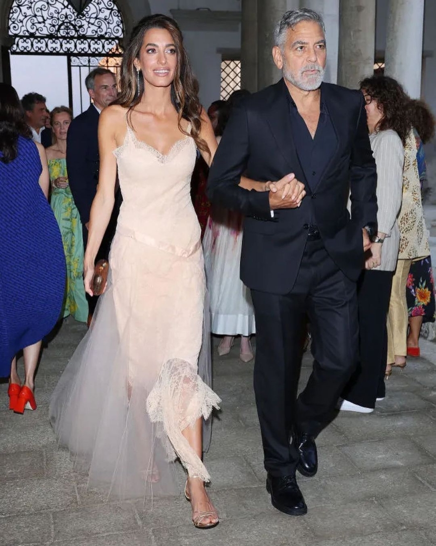 Η Amal Clooney εμφανίστηκε στο Φεστιβάλ Βενετίας με vintage φόρεμα John Galliano και έκανε statement