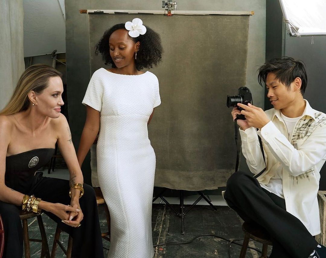 Η Angelina Jolie με αφορμή το «Atelier Jolie» βάφει το φόρεμά της με σπρέι και μιλά για τη μόδα