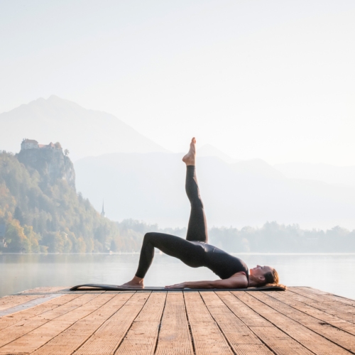 5 εύκολες θέσεις yoga που τονώνουν την κοιλιά σου πιο άμεσα από τους κλασσικούς κοιλιακούς 