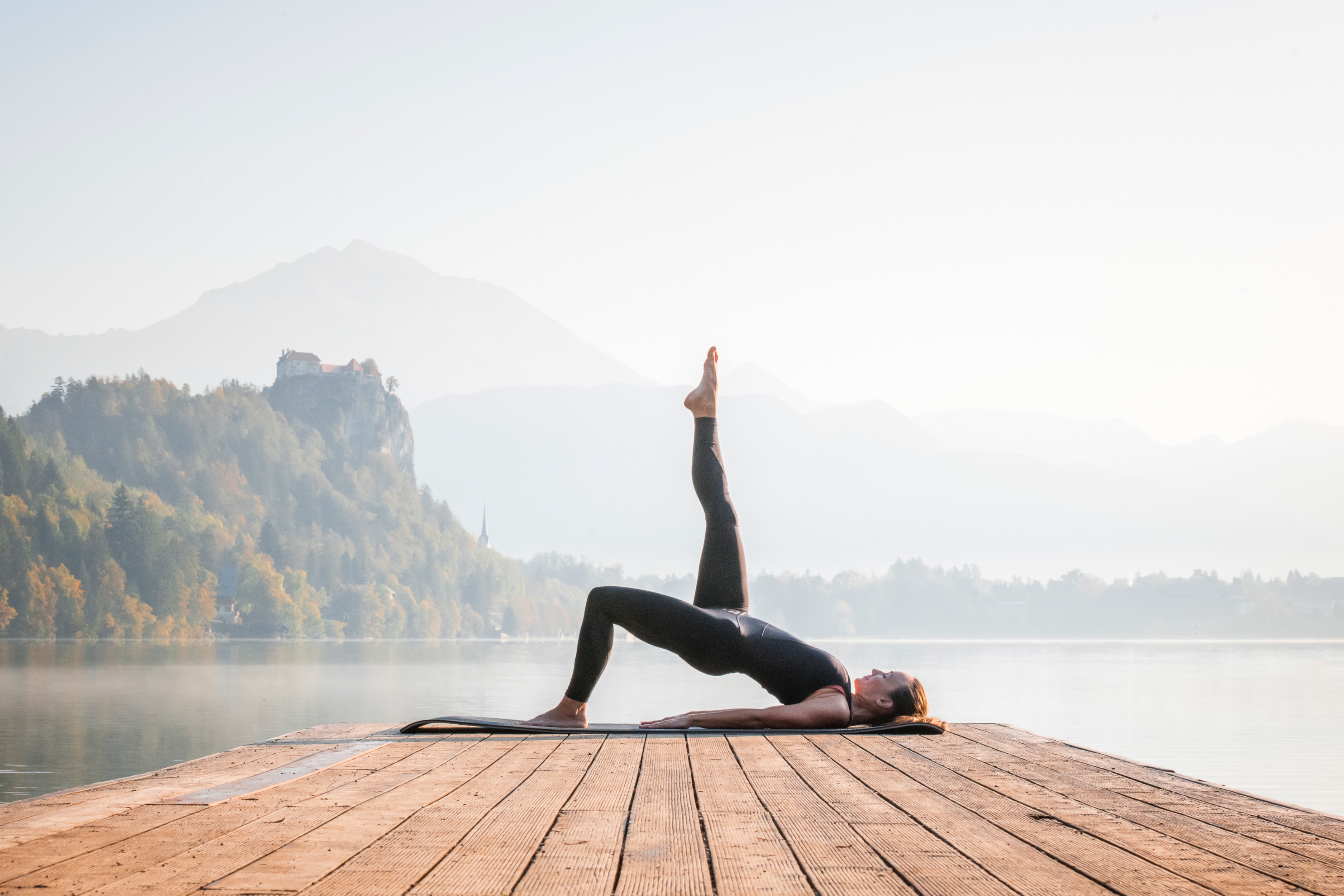 5 εύκολες θέσεις yoga που τονώνουν την κοιλιά σου πιο άμεσα από τους κλασσικούς κοιλιακούς 