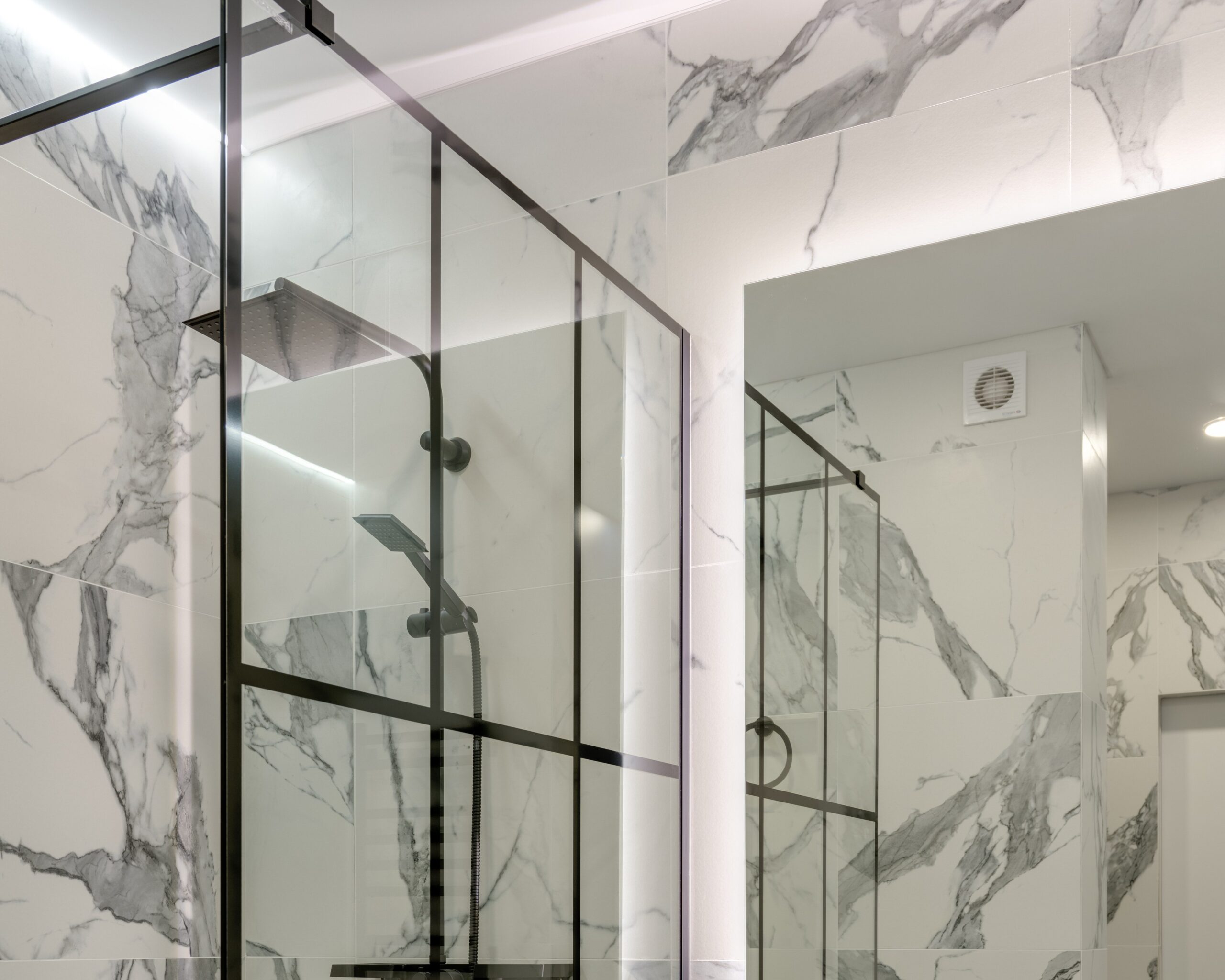 Δεν έχεις παράθυρο στο μπάνιο; Πώς να καθαρίσεις τον εξαερισμό για να έχεις καθαρό αέρα