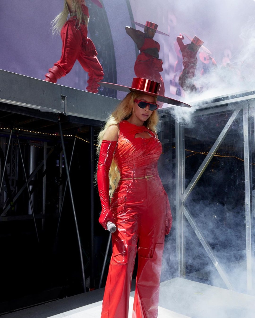 Η Beyoncé ανήγαγε τις συναυλίες της σε θεαματικά fashion show με groupies διάσημες celebs