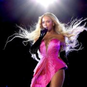 Η Beyoncé ανήγαγε τις συναυλίες της σε θεαματικά fashion show με groupies διάσημες celebs Natassa