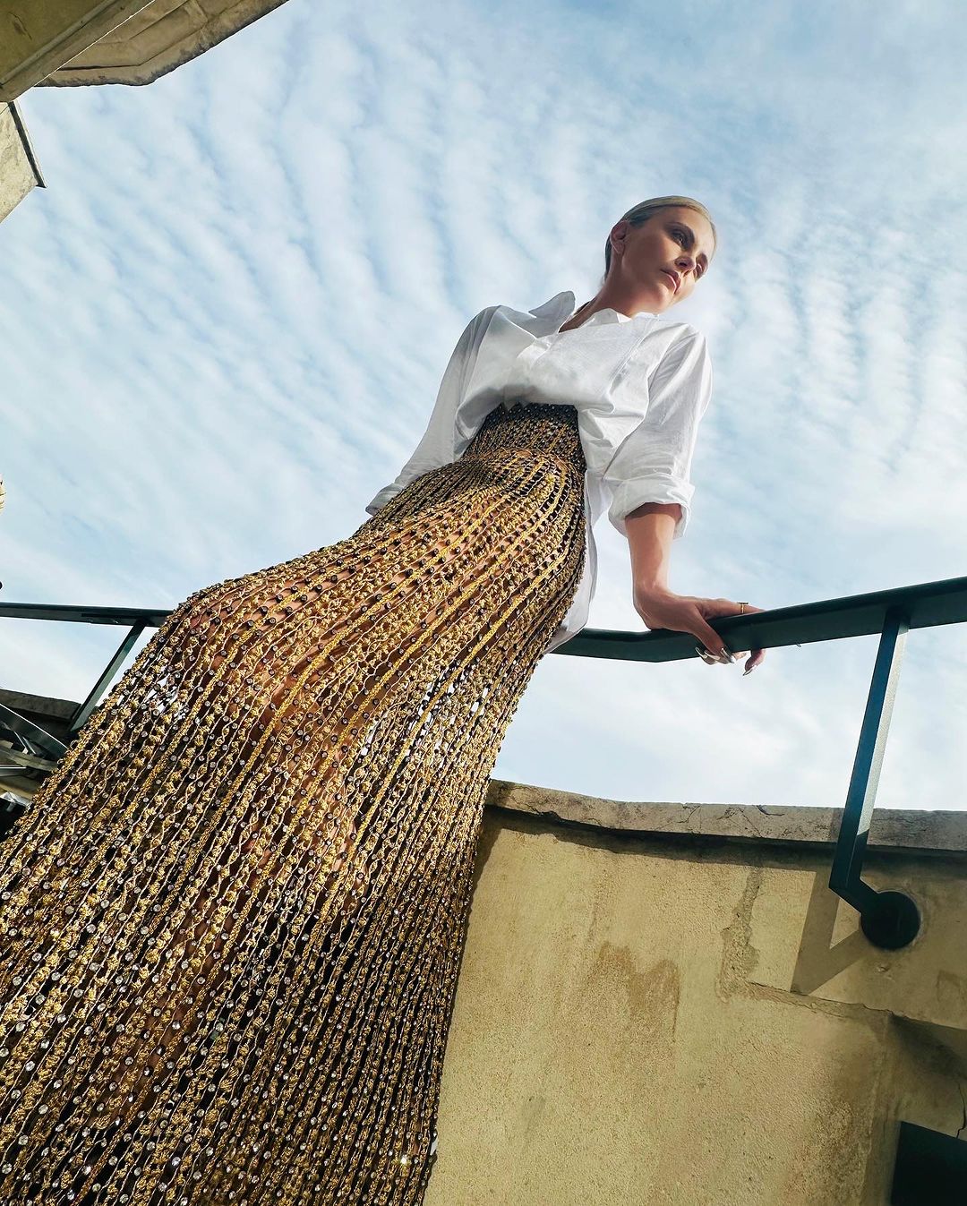 Το μεταλλικό μανικιούρ της Charlize Theron είναι το next big nail trend του φθινοπώρου