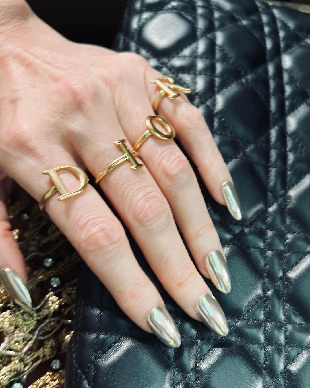 Το μεταλλικό μανικιούρ της Charlize Theron είναι το next big nail trend του φθινοπώρου