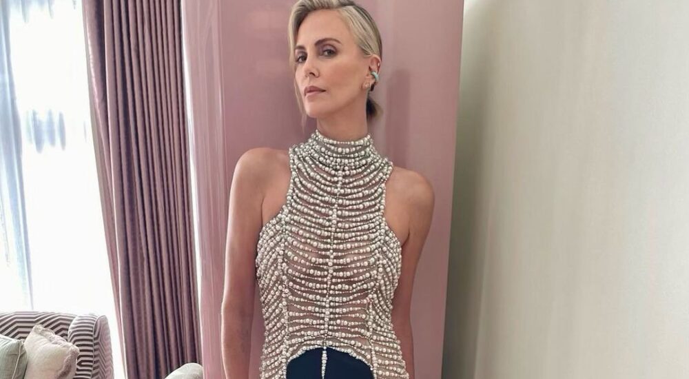 Η Charlize Theron είναι η επιτομή της κομψότητας φορώντας μπλούζα με μαργαριτάρια Givenchy