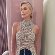 Η Charlize Theron είναι η επιτομή της κομψότητας φορώντας μπλούζα με μαργαριτάρια Givenchy